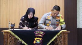 AKBP Padli, SH, SIK, MH dan Ketua Bawaslu Tanjab Barat Amrina Rasyada, M. Pd saat penandatanganan PKS di Mapolres Tanjab Barat, Jum'at (17/11/23) FOTO : Dok/Humas