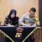 AKBP Padli, SH, SIK, MH dan Ketua Bawaslu Tanjab Barat Amrina Rasyada, M. Pd saat penandatanganan PKS di Mapolres Tanjab Barat, Jum'at (17/11/23) FOTO : Dok/Humas