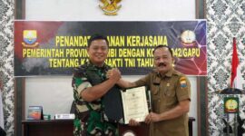 Danrem 042/Gapu Brigjen TNI Supriono dan Kadis PUPR Provinsi Jambi Ir. Muhammad Fauzi, MT Menandatangani Mou Kerja Sama tentang Karya Bhakti TNI Tahun 2022 di Ruang Rapat Makorem Lantai 2, Selasa (18/10/22). FOTO : Penrem