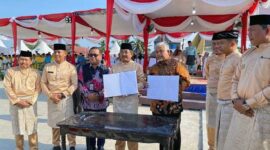 Penandatanganan MoU Pemberian Beasiswa untuk Siswa/i Miskin dan Siswa/i Berprestasi antara Bupati Tanjab Barat H. Anwar Sadat dan Field Manager PetroChina Jabung, Rudy Hermawan di Alun-Alun Kota Kuala Tungkal, Kamis (10/08/2023). FOTO : TIM