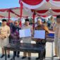 Penandatanganan MoU Pemberian Beasiswa untuk Siswa/i Miskin dan Siswa/i Berprestasi antara Bupati Tanjab Barat H. Anwar Sadat dan Field Manager PetroChina Jabung, Rudy Hermawan di Alun-Alun Kota Kuala Tungkal, Kamis (10/08/2023). FOTO : TIM