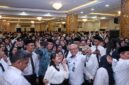 Menteri Ketenagakerjaan (Menaker) Yassierli berfoto bersama (selfie) dengan para Aparatur Sipil Negara (ASN) yang baru dilantik di Ruang Serbaguna Kemnaker, Jakarta. (FOTO : Dok. Biro Humas Kemnaker)