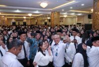 Menteri Ketenagakerjaan (Menaker) Yassierli berfoto bersama (selfie) dengan para Aparatur Sipil Negara (ASN) yang baru dilantik di Ruang Serbaguna Kemnaker, Jakarta. (FOTO : Dok. Biro Humas Kemnaker)