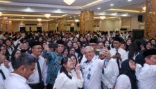 Menteri Ketenagakerjaan (Menaker) Yassierli berfoto bersama (selfie) dengan para Aparatur Sipil Negara (ASN) yang baru dilantik di Ruang Serbaguna Kemnaker, Jakarta. (FOTO : Dok. Biro Humas Kemnaker)