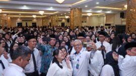 Menteri Ketenagakerjaan (Menaker) Yassierli berfoto bersama (selfie) dengan para Aparatur Sipil Negara (ASN) yang baru dilantik di Ruang Serbaguna Kemnaker, Jakarta. (FOTO : Dok. Biro Humas Kemnaker)