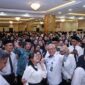 Menteri Ketenagakerjaan (Menaker) Yassierli berfoto bersama (selfie) dengan para Aparatur Sipil Negara (ASN) yang baru dilantik di Ruang Serbaguna Kemnaker, Jakarta. (FOTO : Dok. Biro Humas Kemnaker)