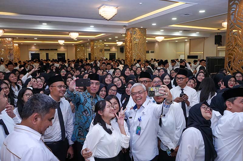 Menteri Ketenagakerjaan (Menaker) Yassierli berfoto bersama (selfie) dengan para Aparatur Sipil Negara (ASN) yang baru dilantik di Ruang Serbaguna Kemnaker, Jakarta. (FOTO : Dok. Biro Humas Kemnaker)