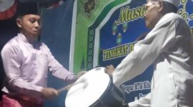 Sunari Kades Kuala Kahar, Kecamatan Seberang Kota, Kabupaten Tanjung Jabung Barat, Jambi saat membuka secara resmi perhelatan MTQ ke VIII Tingkat Desa, Jum'at (3/6/22) Malam. FOTO : Putra