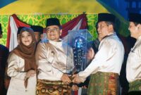 Wakil Gubernur Jambi, H. Abdullah Sani Menyerahkan Tropi Bergilir Kepada Wakil Wali Kota Jambi Dr. H. Maulana sebagai Juara Umum MTQ ke 52 di Sarolangun, Selasa (29/8/23) malam. FOTO : 