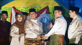 Wakil Gubernur Jambi, H. Abdullah Sani Menyerahkan Tropi Bergilir Kepada Wakil Wali Kota Jambi Dr. H. Maulana sebagai Juara Umum MTQ ke 52 di Sarolangun, Selasa (29/8/23) malam. FOTO : 