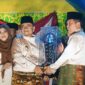 Wakil Gubernur Jambi, H. Abdullah Sani Menyerahkan Tropi Bergilir Kepada Wakil Wali Kota Jambi Dr. H. Maulana sebagai Juara Umum MTQ ke 52 di Sarolangun, Selasa (29/8/23) malam. FOTO : 