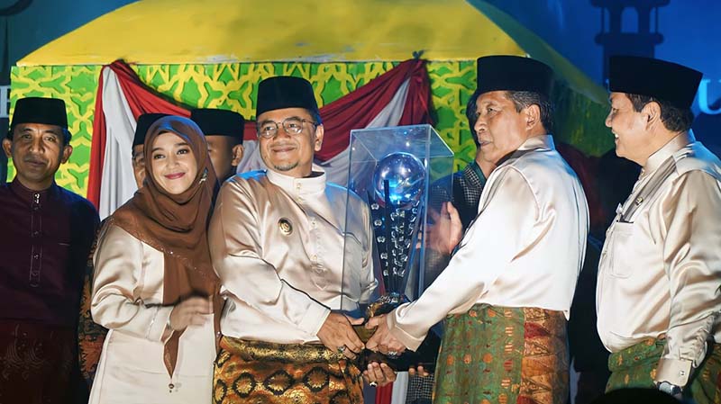 Wakil Gubernur Jambi, H. Abdullah Sani Menyerahkan Tropi Bergilir Kepada Wakil Wali Kota Jambi Dr. H. Maulana sebagai Juara Umum MTQ ke 52 di Sarolangun, Selasa (29/8/23) malam. FOTO : 
