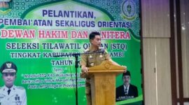 Pj Bupati Muaro Jambi Bachyuni Deliansyah Saat Sambutan pada acara pelantikan dan pembai'atan Dewan Hakim STQ Tahun 2022 di Rumah Dinas, Senin (6/6/22). FOTO : Noval