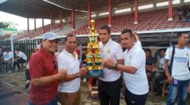 Ketua Askab PSSI Alfian Fahmi, Hengky Ardiles, Kadis Parpora Mengangkat Tropi Juara II Gubernur Cup 2022 PS Muaro Jambi, Kamis (20/1/22). FOTO : Noval.