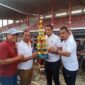 Ketua Askab PSSI Alfian Fahmi, Hengky Ardiles, Kadis Parpora Mengangkat Tropi Juara II Gubernur Cup 2022 PS Muaro Jambi, Kamis (20/1/22). FOTO : Noval.