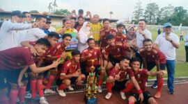 Bupati Masnah Bersama Tim Muaro Jambi Usai Pertandingan Final Melawan Kota Jambi di Standion Tri Lomba Juang Kota Jambi. FOTO : Noval