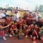 Bupati Masnah Bersama Tim Muaro Jambi Usai Pertandingan Final Melawan Kota Jambi di Standion Tri Lomba Juang Kota Jambi. FOTO : Noval