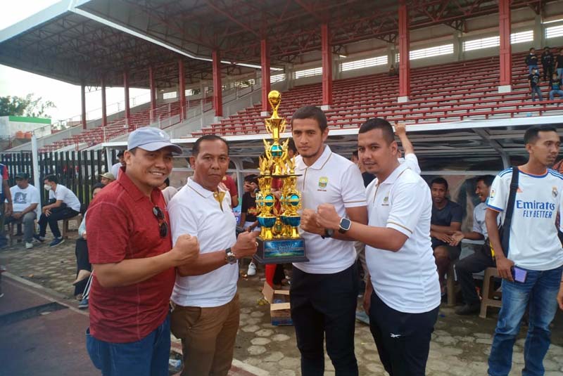 Ketua Askab PSSI Alfian Fahmi, Hengky Ardiles, Kadis Parpora Mengangkat Tropi Juara II Gubernur Cup 2022 PS Muaro Jambi, Kamis (20/1/22). FOTO : Noval.