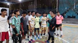 Cawabup Muklis Diskusi Sebelum Main Futsal Bareng Anak Muda. (FOTO : MC CIIS)