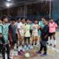 Cawabup Muklis Diskusi Sebelum Main Futsal Bareng Anak Muda. (FOTO : MC CIIS)