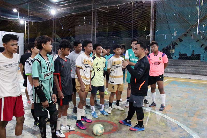 Cawabup Muklis Diskusi Sebelum Main Futsal Bareng Anak Muda. (FOTO : MC CIIS)