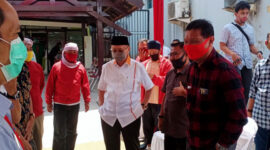 FOTO : Pasangan Calon Bupati dan Wakil Bupati peserta Pilkada Tanjung Jabung Barat Mulyani Siregar dan M. Amin Menjalani Tes Swab di RSUD Raden Mattaher Jambi, Selasa (01/09/20).