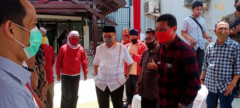 FOTO : Pasangan Calon Bupati dan Wakil Bupati peserta Pilkada Tanjung Jabung Barat Mulyani Siregar dan M. Amin Menjalani Tes Swab di RSUD Raden Mattaher Jambi, Selasa (01/09/20).