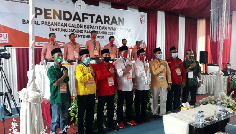 FOTO : Pasangan Calon Bupati-Wakil Bupati Mulyani-Amin Saat Mendaftar di KPU Tanjung Jabung Barat, Minggu (06/09/20)