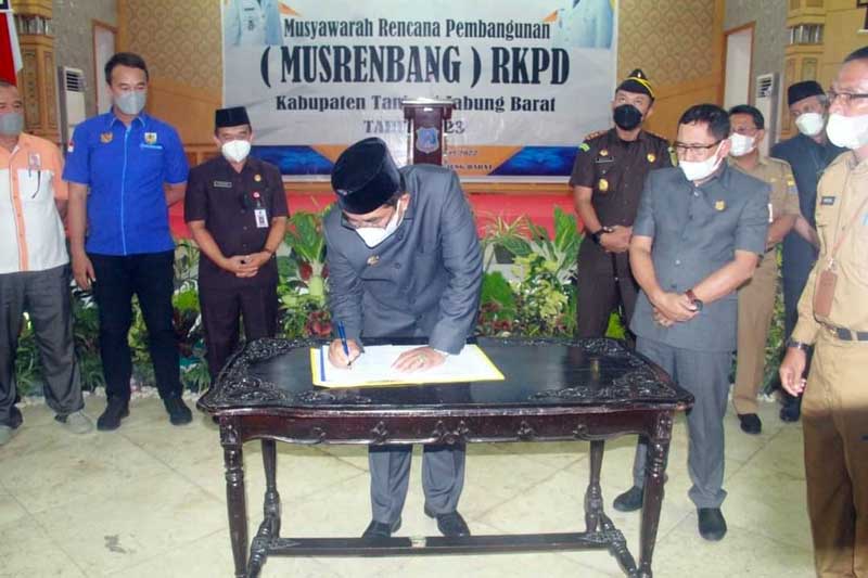 Drs H Anwar Sadat, M. Ag tandatangani berita acara Musrenbang RKPD Kabupaten Tanjung Jabung Barat, Jambi, di Balai Pertemuan, Senin (21/3/22). FOTO : Istimewa