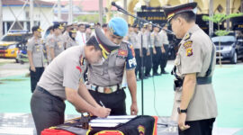 FOTO : Penandatangan Berita Acara serah terima jabatan Kasat Resnarkoba Polres Tanjab Barat dari AKP Eko Prasetyo Dafarta Bre Abina, SH, S.IK kepada AKP Tongam Manalu, SH bertempat di lapangan Mapolres Tanjab Barat, Senin (10/2/20)