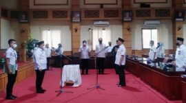 Asisten I Setda Provinsi Jambi Apani Saharudin melantik Pahrin Wirnadian sebagai kepala SMA Negeri 9 Sungaibahar, Kabupaten Muaro Jambi di Aula Lantai III Kantor Dinas Pendidikan Provinsi Jambi, , Rabu (9/2/2022). FOTO : Istimewa