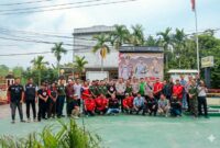 SINERGI JELANG MAY DAY: Kapolres Tanjab Barat, AKBP M. Kuswicaksono, S.I.K, M.H., berfoto bersama jajaran Pejabat Utama (PJU) Polres dan perwakilan pimpinan Serikat Pekerja se-Kabupaten Tanjab Barat usai kegiatan silaturahmi di Polsek Tebing Tinggi, Selasa (14/4/2026). Pertemuan ini bertujuan memperkuat sinergi demi menjaga stabilitas keamanan menjelang Hari Buruh Sedunia. (FOTO : Dok. Pres Tjb)