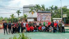 SINERGI JELANG MAY DAY: Kapolres Tanjab Barat, AKBP M. Kuswicaksono, S.I.K, M.H., berfoto bersama jajaran Pejabat Utama (PJU) Polres dan perwakilan pimpinan Serikat Pekerja se-Kabupaten Tanjab Barat usai kegiatan silaturahmi di Polsek Tebing Tinggi, Selasa (14/4/2026). Pertemuan ini bertujuan memperkuat sinergi demi menjaga stabilitas keamanan menjelang Hari Buruh Sedunia. (FOTO : Dok. Pres Tjb)