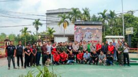 SINERGI JELANG MAY DAY: Kapolres Tanjab Barat, AKBP M. Kuswicaksono, S.I.K, M.H., berfoto bersama jajaran Pejabat Utama (PJU) Polres dan perwakilan pimpinan Serikat Pekerja se-Kabupaten Tanjab Barat usai kegiatan silaturahmi di Polsek Tebing Tinggi, Selasa (14/4/2026). Pertemuan ini bertujuan memperkuat sinergi demi menjaga stabilitas keamanan menjelang Hari Buruh Sedunia. (FOTO : Dok. Pres Tjb)