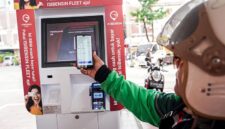  Seorang pengendara menggunakan aplikasi ponsel untuk melakukan pembayaran non-tunai di terminal ISIBENSIN FLEET di Jakarta, Jumat (27/2). Layanan ini mempermudah perusahaan memantau pengeluaran BBM secara real-time dan transparan melalui sistem manajemen armada digital. FOTO : WKI