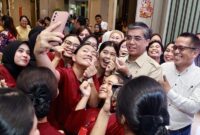 Menteri Ketenagakerjaan (Menaker) Yassierli berfoto bersama para peserta Magang Nasional 2025 di RS Bunda Thamrin Medan, Rabu (22/4/2026). Dalam kunjungannya, Menaker menegaskan agar perusahaan menyesuaikan penugasan magang dengan latar belakang pendidikan peserta guna memastikan peningkatan kompetensi yang optimal. (Foto: Dok. Kemnaker)
