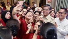 Menteri Ketenagakerjaan (Menaker) Yassierli berfoto bersama para peserta Magang Nasional 2025 di RS Bunda Thamrin Medan, Rabu (22/4/2026). Dalam kunjungannya, Menaker menegaskan agar perusahaan menyesuaikan penugasan magang dengan latar belakang pendidikan peserta guna memastikan peningkatan kompetensi yang optimal. (Foto: Dok. Kemnaker)