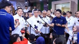 Menaker Yassierli (tengah) bersama Sekretaris Kabinet (Seskab) Teddy Indra Wijaya (kiri, baju putih) memberikan keterangan pers kepada awak media saat peluncuran Program Pemagangan Nasional (MagangHub) Angkatan II Tahun 2026 di Jakarta, Senin (29/6/2026). (FOTO : Dok. Biro Humas Kemnaker)