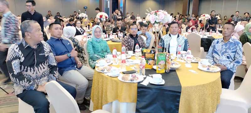 Dandim 0415/Jambi Letkol inf Yoga Cahya Prasetya (Baju Biru) Saat Hadiri Malam Grand Final Pemilihan Bujang Gadis Kota Jambi 2024. [FOTO : PENDIM 0416]