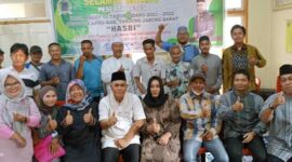 Hasbi bersama Lurah Tungkal III dan Para RT serta Warga Foto bersama usai mengadakan Reses di Kelurahan Tungkal III, Kecamatan Tungkal Ilir, Kabupaten Tanjung Jabung Barat, Jum'at (27/5/2022). FOTO : Ist