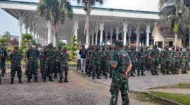 Ratusan Anggota TNI Korem Gapu Bersihkan Masjid Masjid Agung Al Falah Pasca Sholat Idul Fitri, Senin (2/5/22). FOTO : Penrem