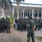 Ratusan Anggota TNI Korem Gapu Bersihkan Masjid Masjid Agung Al Falah Pasca Sholat Idul Fitri, Senin (2/5/22). FOTO : Penrem