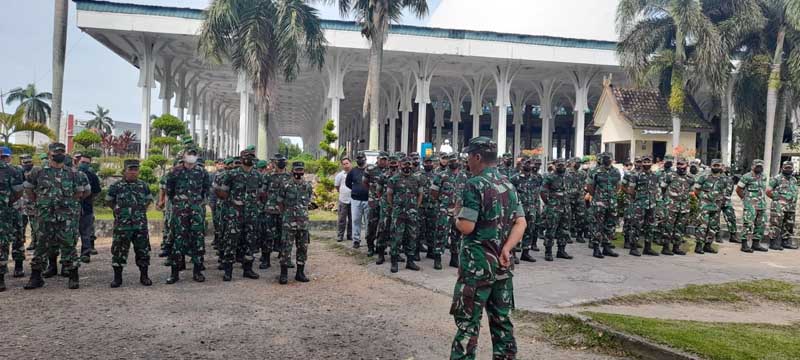 Ratusan Anggota TNI Korem Gapu Bersihkan Masjid Masjid Agung Al Falah Pasca Sholat Idul Fitri, Senin (2/5/22). FOTO : Penrem