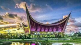 Masjid Raya Sumbar dinobatkan sebagai pemenang penghargaan untuk desain arsitekturnya yang istimewa dan menarik bersama enam masjid lainnya. FOTO : Istimewa
