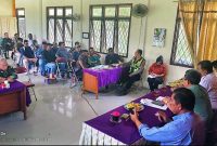 Masyarakat AMPLE Mediasi dengan Subkontraktor PetroChina di Kantor Camat Betara. FOTO : IST