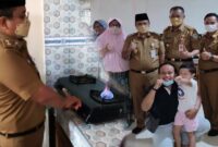 Wakil Wali Kota Jambi Dr. dr. H. Maulana Saat Menguji Coba Menyalakan Kompos Jaringan Gas rumah tangga di Kelurahan Telanaipura, Kota Jambi yang sudah beroperasi, Senin (10/1/21). FOTO : Noval