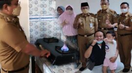 Wakil Wali Kota Jambi Dr. dr. H. Maulana Saat Menguji Coba Menyalakan Kompos Jaringan Gas rumah tangga di Kelurahan Telanaipura, Kota Jambi yang sudah beroperasi, Senin (10/1/21). FOTO : Noval