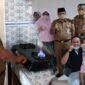 Wakil Wali Kota Jambi Dr. dr. H. Maulana Saat Menguji Coba Menyalakan Kompos Jaringan Gas rumah tangga di Kelurahan Telanaipura, Kota Jambi yang sudah beroperasi, Senin (10/1/21). FOTO : Noval