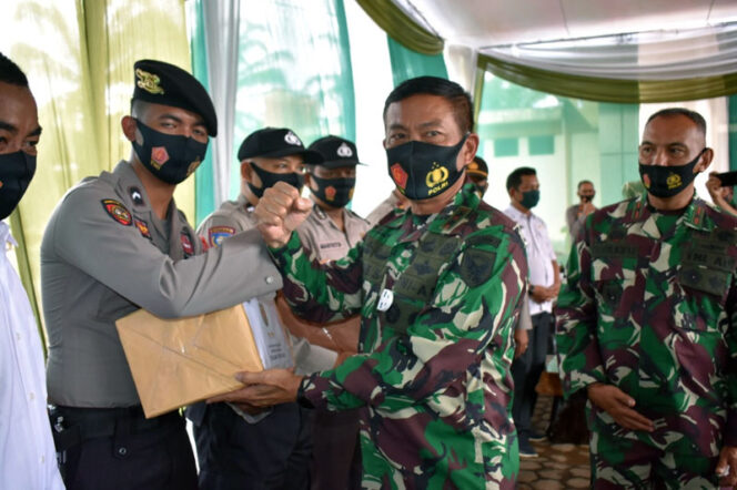 FOTO : Pangdam II/Sriwijaya Mayjen TNI Agus Suhardi Ketika Kunjungi Mapolsek Muara Tembesi Kabupaten Batanghari, Rabu (09/09/20).