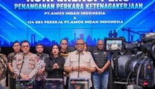 Wamenaker Afriansyah Noor (tengah, memegang mikrofon) memberikan keterangan pers didampingi jajaran Direktorat Tindak Pidana Tertentu (Dittipidter) Bareskrim Polri di Jakarta, Kamis (23/7/2026). (Foto: Dok. Istimewa / Biro Humas Kemnaker)